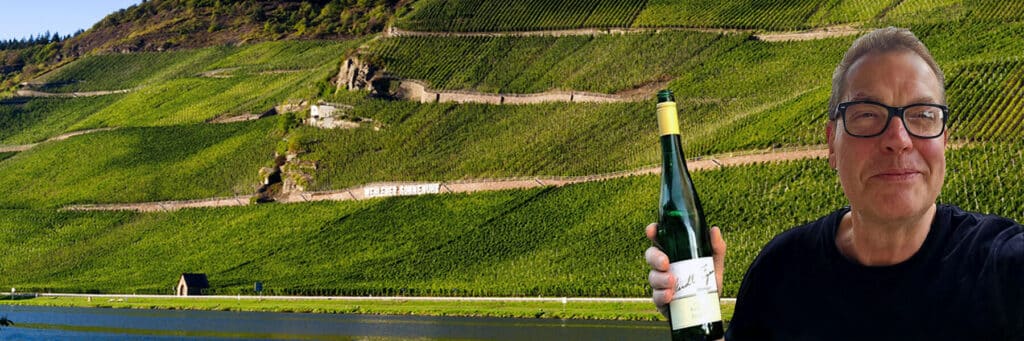 Wein Hippie - Der Chef ist glücklich mit Wein von der Mosel.